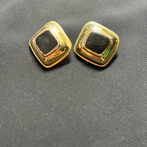 VTG Large Gold tone metal and black accent clip on earrings. Pretty!!! - Picture 3 of 7